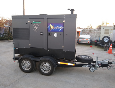 Trifásico de 110 KVA, con capacidad de ocho horas de trabajo continuo.